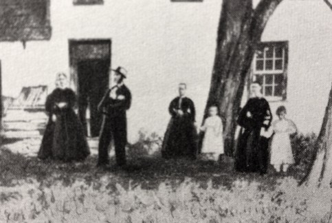 The King family in front of the Booth Log cabin after the assassination.