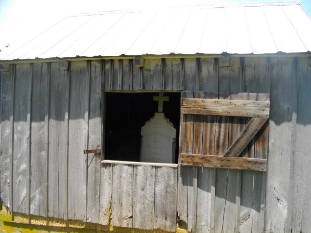 Mudd Outbuilding with grave